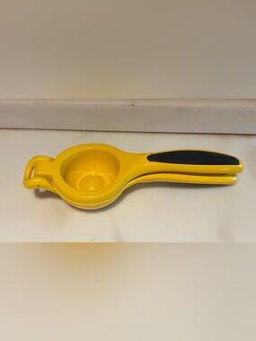 OXO Yellow Handheld Lemon/Lime Squeezer